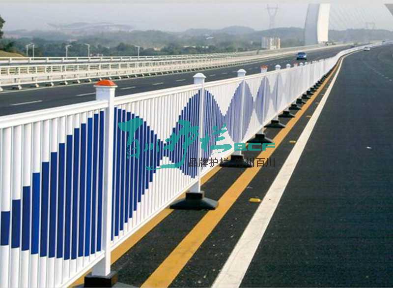 廣西南寧防眩板護欄工程