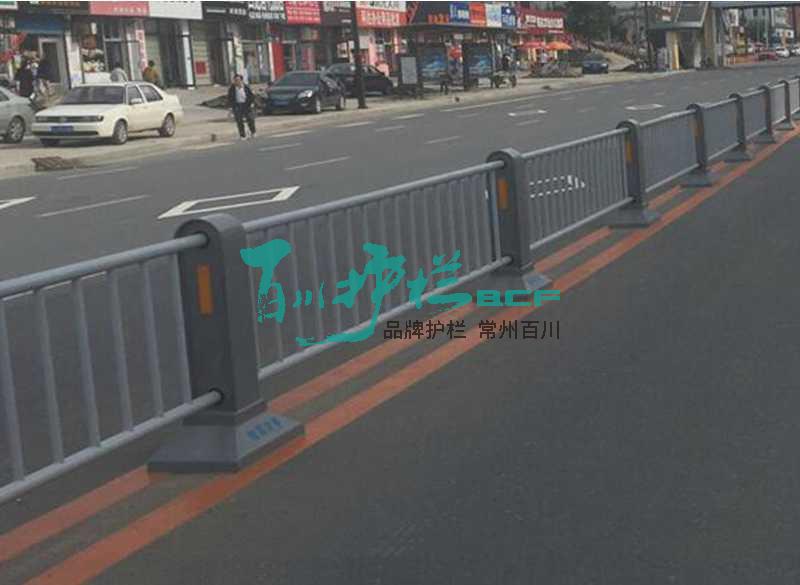 img of 吉林松原移動護欄工程